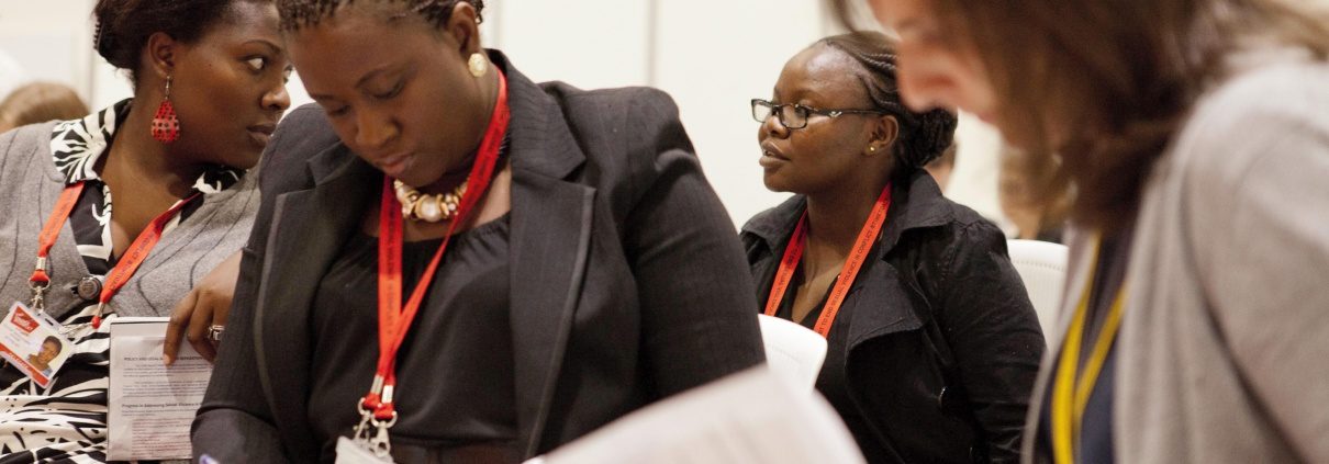 Delegadas participando en una cumbre global