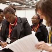 Delegadas participando en una cumbre global