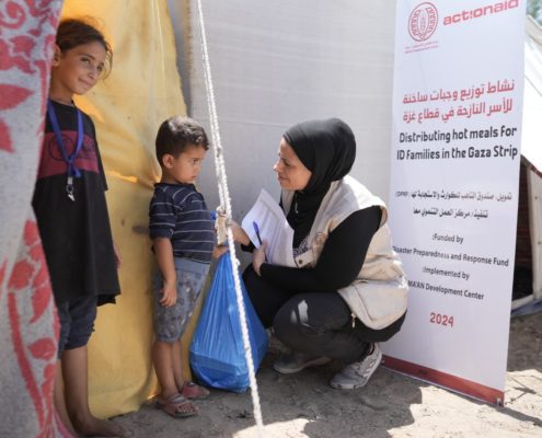 personal humanitario en Gaza sigue entregando ayuda