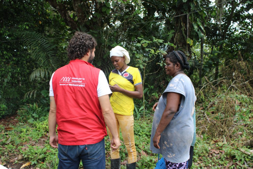 Las mujeres de La Estrella (Bajo Calima) participan activamente en las actividades de producción avícola desplegadas en esta comunidad rural.